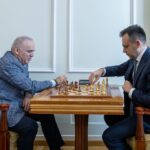 Minister finansów spotkał się z Garrim Kasparowem. Zagrał z arcymistrzem w szachy