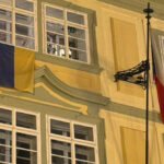 Ukraińska flaga zdjęta w Pradze. Prezent dla Kremla od europejskich radykałów.