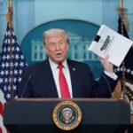 Dziwna konferencja Trumpa. Rzucał dokumentami i mówił o swoim palcu: Nie okazałbym bólu, gdyby odpadł