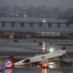 Siedziała tuż za pilotami Air Canada. Cudem przeżyła. Znaleźli ją poza samolotem