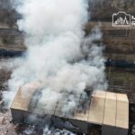 Pożar hali w Warszawie. Gęste kłęby dymu nad miastem. Wysłano 17 zastępów straży