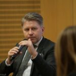 Prof. Matczak o rywalce Chwalińskiej: Bierze udział w turnieju Gazpromu, przyjmuje odznaczenie od Putina