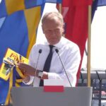 Tusk pokazał prezent od szwedzkiego premiera. Skorzystają wnuki szefa rządu