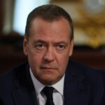 „Karaluchy”, „zdrajcy”. Miedwiediew ostro o uciekinierach z Rosji