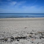 Bałtyk wyrzucił substancję ropopochodną na polskie plaże. „Mamy pewne podejrzenia”