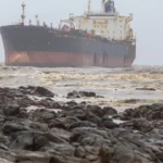 Holowniki dla floty cieni: kto w rosyjskich portach obsługuje tankowce omijające sankcje