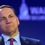 Sikorski pokazał zdjęcie radnego Lwowa. „To powód do wstydu, a nie gloryfikacji”. Szeremeta odpowiada