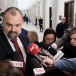 Policja przed TK. Ambasador RP w Chinach rezygnuje. Sikorski o „nieprofesjonalnym zakończeniu misji”